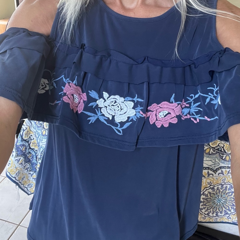 Francesca’s floral top - Picture 4 of 5